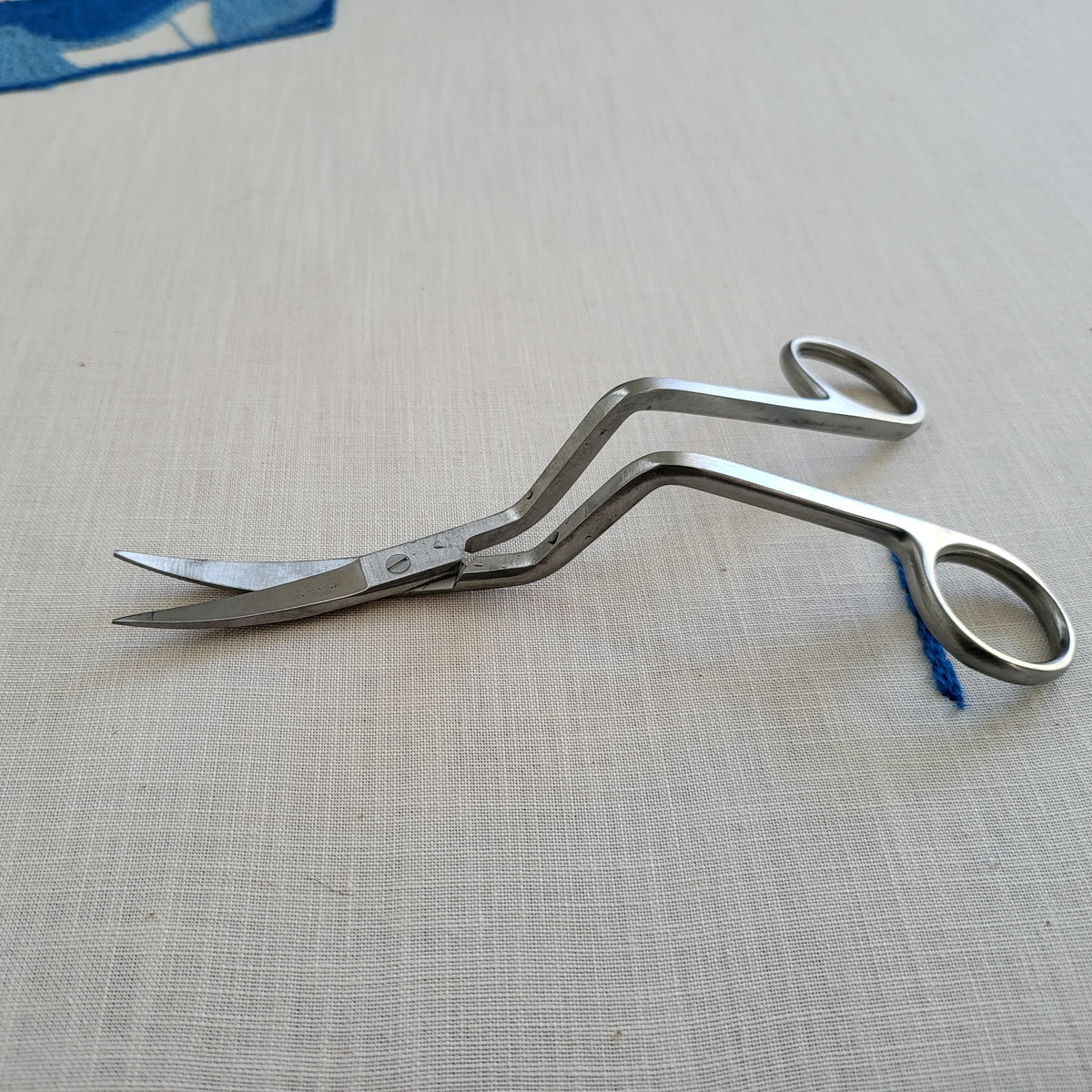 Klasse Machine Embroidery Bent Tip Scissor - Great for Punch Needle &amp; carving